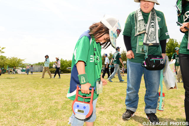 勝利への願いを込めて握力測定にチャレンジ!【明治安田Ｊ２ 第13節 松本vs讃岐】