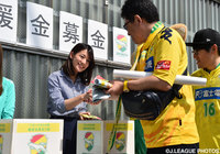 献身的に募金活動を行うサトミキ【明治安田Ｊ２ 第13節 熊本vs千葉】