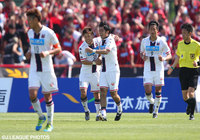 交代出場の内村 圭宏（右）の決勝ヘッドで4連勝を飾った札幌【明治安田Ｊ２ 第13節 水戸vs札幌】