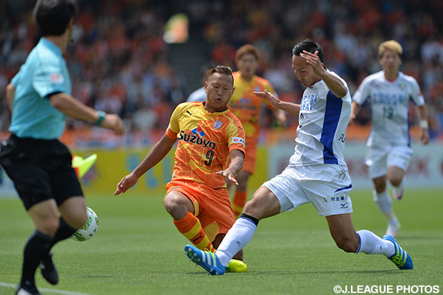 バー直撃の惜しいシュートを放った鄭 大世（清水）【明治安田Ｊ２ 第13節 清水vs徳島】