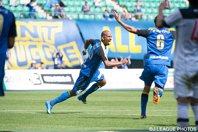 追加点となるヘッドを決めたダニエル（大分）【明治安田Ｊ３ 第9節 大分vsＦ東23】