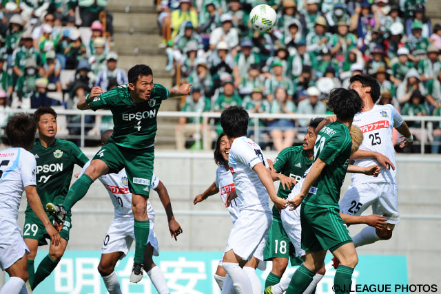 得意のヘディングシュートで讃岐ゴールを強襲した飯田 真輝（松本）【明治安田Ｊ２ 第13節 松本vs讃岐】