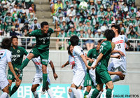 得意のヘディングシュートで讃岐ゴールを強襲した飯田 真輝（松本）【明治安田Ｊ２ 第13節 松本vs讃岐】