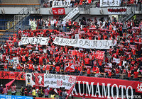 熊本のファン・サポーターから多くのメッセージが掲げられた【明治安田Ｊ２ 第13節 千葉vs熊本】