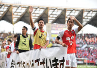 「皆さまのご支援ありがとうございます」の横断幕をもってグラウンドを一周する熊本の選手達【明治安田Ｊ２ 第13節 千葉vs熊本】