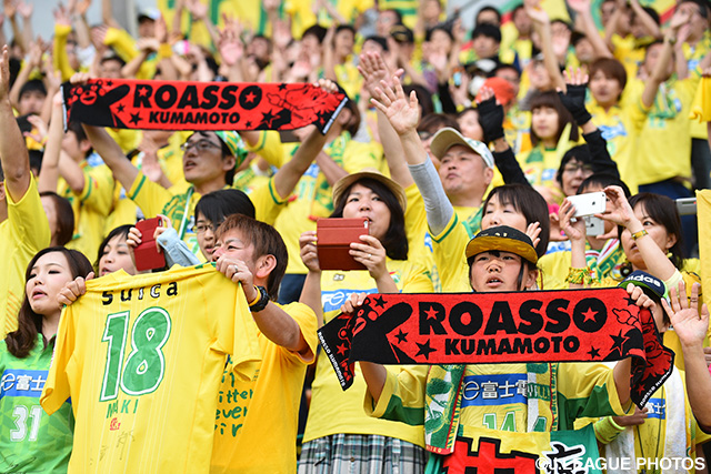 熊本のタオルマフラーを掲げる千葉のファン・サポーター【明治安田Ｊ２ 第13節 千葉vs熊本】