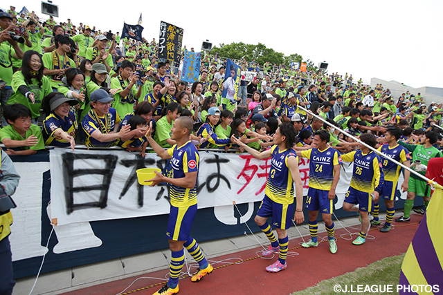 11試合ぶりの白星をファン・サポーターと喜ぶ群馬の選手達【明治安田Ｊ２ 第13節 群馬vs横浜FC】