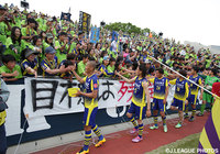 11試合ぶりの白星をファン・サポーターと喜ぶ群馬の選手達【明治安田Ｊ２ 第13節 群馬vs横浜FC】