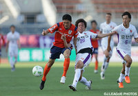 強引に突破を図る瀬沼 優司（愛媛）【明治安田Ｊ２ 第13節 愛媛vs京都】