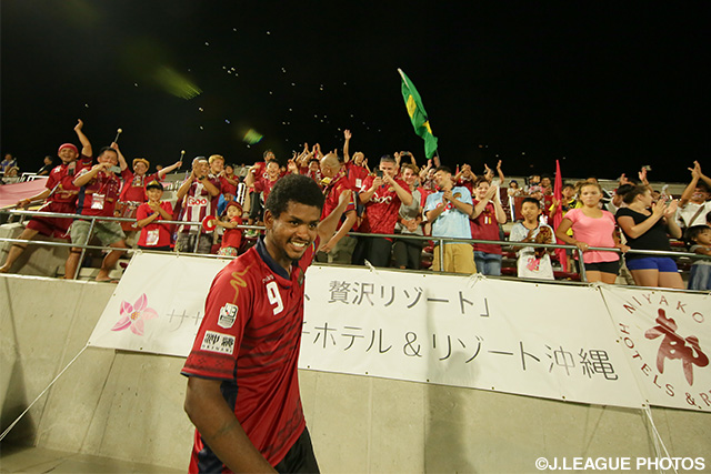 試合後にファン・サポーターの声援に応えるパブロ（琉球）【明治安田Ｊ３ 第9節 琉球vsＧ大23】