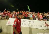 試合後にファン・サポーターの声援に応えるパブロ（琉球）【明治安田Ｊ３ 第9節 琉球vsＧ大23】