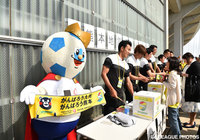 積極的に募金活動に参加するＪリーグキング【明治安田Ｊ２ 第13節 千葉vs熊本】