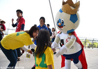 試合前にＪリーグキングが千葉ファンの女の子と握手【明治安田Ｊ２ 第13節 千葉vs熊本】