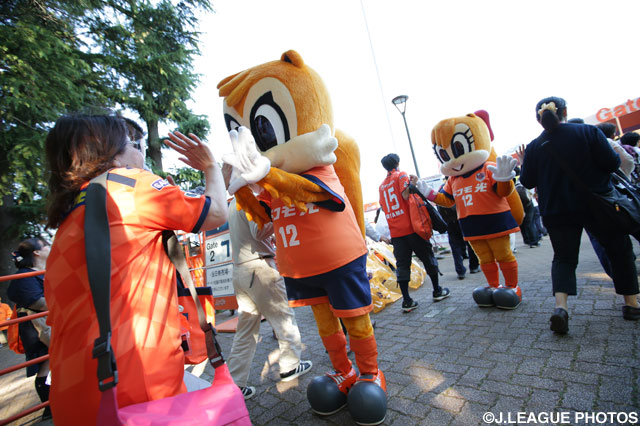 大宮マスコットのアルディとミーヤがハイタッチでお出迎え【ＹＮＣ GS 第5節 大宮vs磐田】