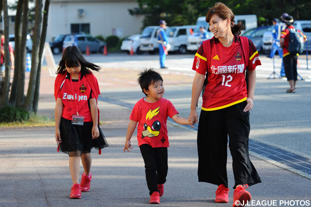 親子揃って赤い靴！ツエーゲン愛が感じられます【明治安田Ｊ２ 第8節 金沢vs愛媛】