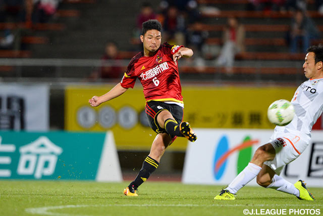 強烈なミドルシュートで先制点を決めた安東 輝（金沢）【明治安田Ｊ２ 第8節 金沢vs愛媛】