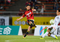 強烈なミドルシュートで先制点を決めた安東 輝（金沢）【明治安田Ｊ２ 第8節 金沢vs愛媛】