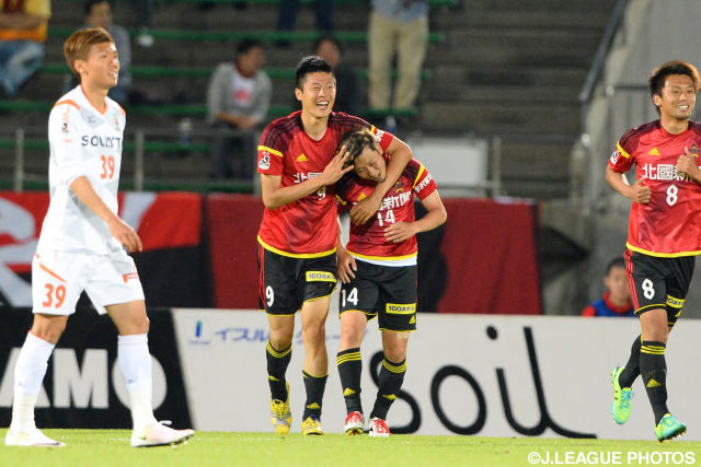 今季2勝目を引き寄せる追加点を挙げた金子 昌広（金沢 #14）【明治安田Ｊ２ 第8節 金沢vs愛媛】