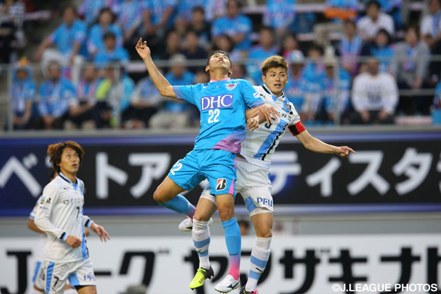 激しい空中戦を繰り広げる池田 圭（鳥栖）と谷口 彰悟（川崎Ｆ）【ＹＮＣ GS 第5節 鳥栖vs川崎Ｆ】