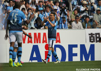 追加点を決め、すっかりお馴染みとなった「4」のポーズを取る小林 祐希（磐田）【明治安田Ｊ１ 1st 第13節 磐田vs甲府】