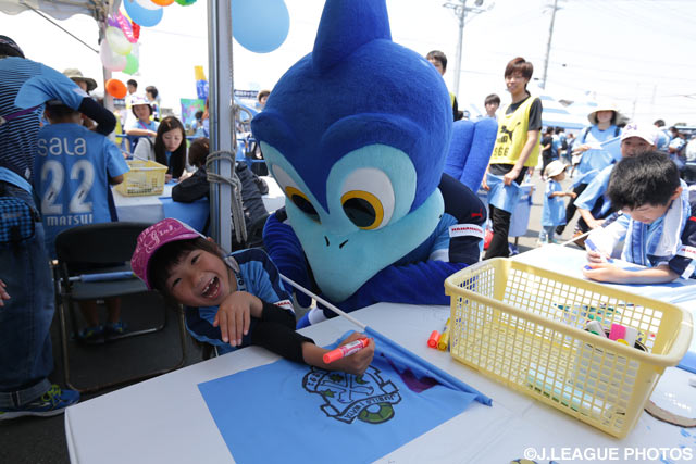 ジュビロくんと一緒で大喜びの女の子【明治安田Ｊ１ 1st 第13節 磐田vs甲府】