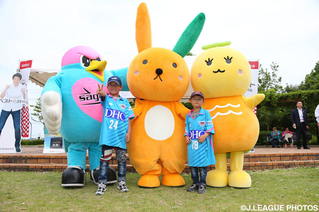鳥栖ファンの少年がマスコット達と記念撮影！【明治安田Ｊ１ 1st 第13節 鳥栖vs大宮】