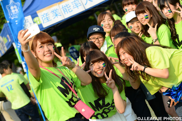 スタジアム観戦を満喫する女性サポーターの皆さん【明治安田Ｊ１ 1st 第13節 湘南vs仙台】