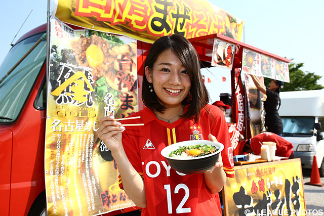絶品の台湾まぜそばを味わう女子マネ佐藤 美希【明治安田Ｊ１ 1st 第13節 名古屋vs鹿島】