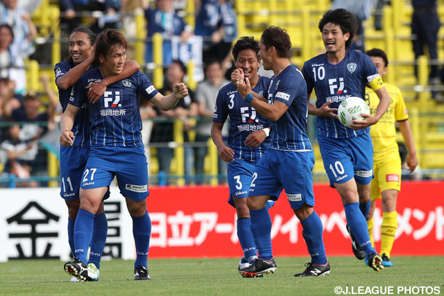 邦本 宜裕の同点弾を喜ぶ福岡の選手たち【明治安田Ｊ１ 1st 第13節 柏vs福岡】