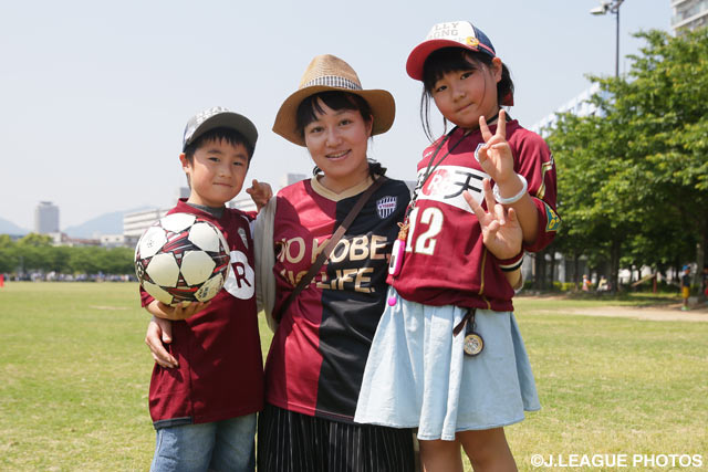 応援スタイルをバッチリと決めた親子が仲良く会場入り！【明治安田Ｊ１ 1st 第13節 神戸vs横浜FM】
