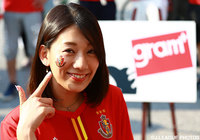 フェイスペイントをする女子マネ佐藤 美希【明治安田Ｊ１ 1st 第13節 名古屋vs鹿島】