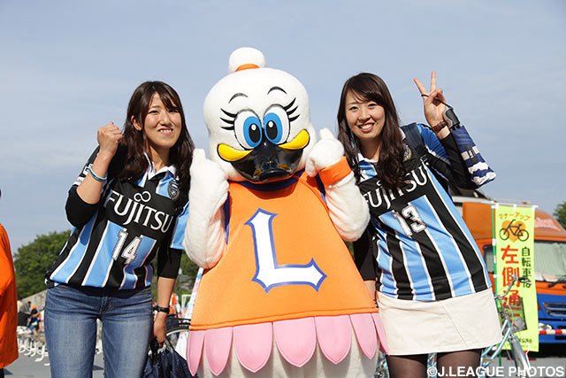 川崎Ｆの女子サポーターがルーちゃんとパチリ！【明治安田Ｊ１ 1st 第13節 新潟vs川崎Ｆ】