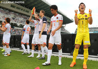 接戦を制し、ファン・サポーターと喜ぶ大宮の選手たち【明治安田Ｊ１ 1st 第13節 鳥栖vs大宮】