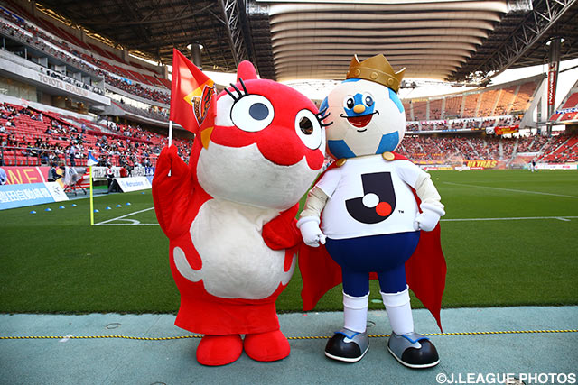 グララちゃんと写真に納まるＪリーグキング。【明治安田Ｊ１ 1st 第13節 名古屋vs鹿島】