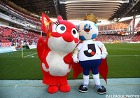 グララちゃんと写真に納まるＪリーグキング。【明治安田Ｊ１ 1st 第13節 名古屋vs鹿島】