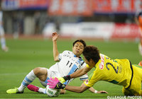 GK守田 達弥（新潟）と激突した小林 悠（川崎Ｆ）。脚を痛がるそぶりをみせ、ひやりとさせたが大事には至らずプレーを続行【明治安田Ｊ１ 1st 第13節 新潟vs川崎Ｆ】