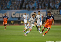 ボールを追いかける大久保 嘉人（川崎Ｆ）【明治安田Ｊ１ 1st 第13節 新潟vs川崎Ｆ】