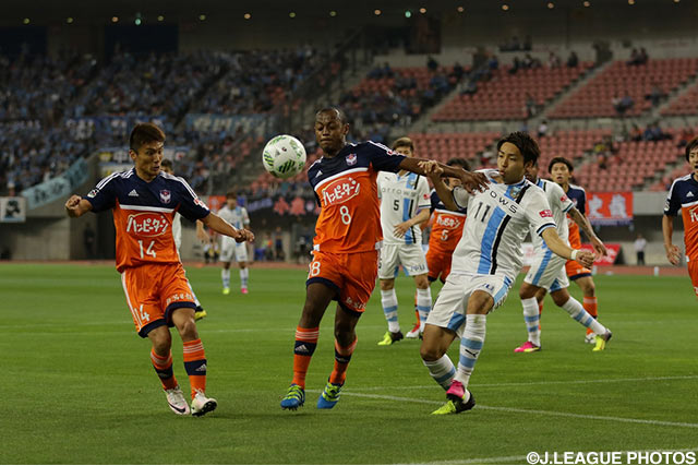 中盤で相手のチャンスの芽を摘むレオ シルバ（新潟）【明治安田Ｊ１ 1st 第13節 新潟vs川崎Ｆ】