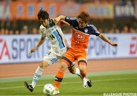 中盤で競り合う中村 憲剛（川崎Ｆ）と山崎 亮平（新潟）【明治安田Ｊ１ 1st 第13節 新潟vs川崎Ｆ】