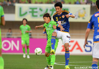 大竹 洋平（湘南）を激しくマークする渡部 博文（仙台）【明治安田Ｊ１ 1st 第13節 湘南vs仙台】