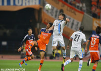 指宿 洋史（新潟）との空中戦を制すエドゥアルド（川崎Ｆ）【明治安田Ｊ１ 1st 第13節 新潟vs川崎Ｆ】