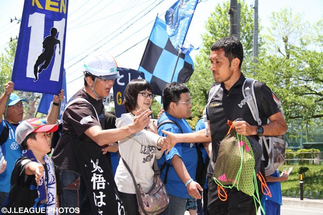 元日本代表の伊東 輝悦をハイタッチで出迎える秋田サポーター【明治安田Ｊ３ 第10節 秋田vs長野】