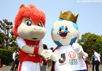 試合前に握手を交わすロアッソくんとＪリーグキング【明治安田Ｊ２ 第14節 熊本vs水戸】