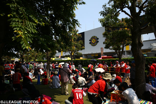 チームの勝利を信じる熊本サポーターが日立柏サッカー場に集結【明治安田Ｊ２ 第14節 熊本vs水戸】