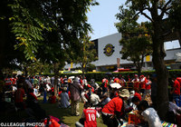 チームの勝利を信じる熊本サポーターが日立柏サッカー場に集結【明治安田Ｊ２ 第14節 熊本vs水戸】