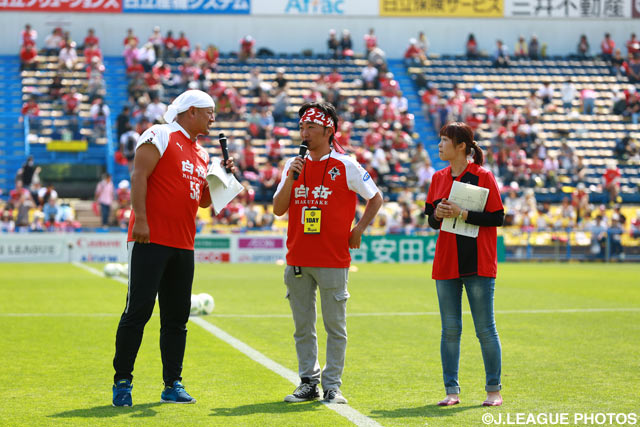 DJコバによるミニトークショーに、小沢一敬さんが登場【明治安田Ｊ２ 第14節 熊本vs水戸】