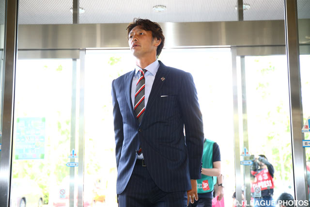 会場入りする巻 誠一郎【明治安田Ｊ２ 第14節 熊本vs水戸】