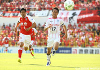 前半から激しいマッチアップを繰り広げる園田（熊本）と湯澤（水戸）【明治安田Ｊ２ 第14節 熊本vs水戸】