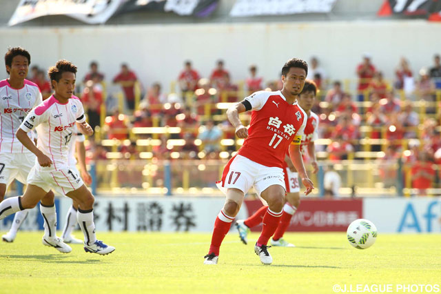 前線へパスを供給するキャプテンの岡本（熊本）【明治安田Ｊ２ 第14節 熊本vs水戸】