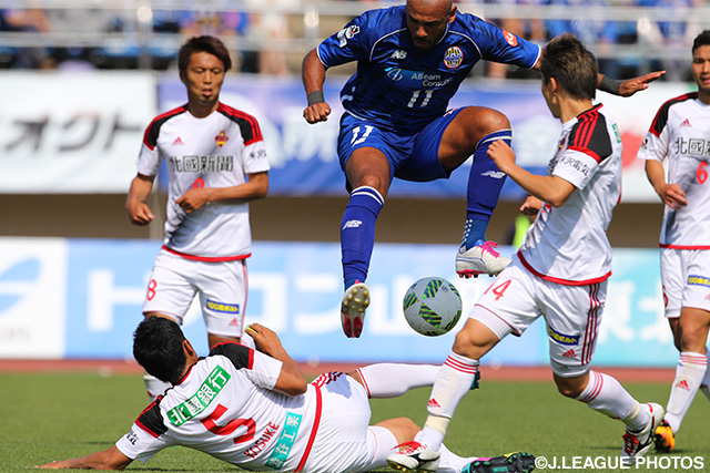 ディエゴ（山形）の突破を必死に防ぐ金沢の選手達【明治安田Ｊ２ 第14節 山形vs金沢】